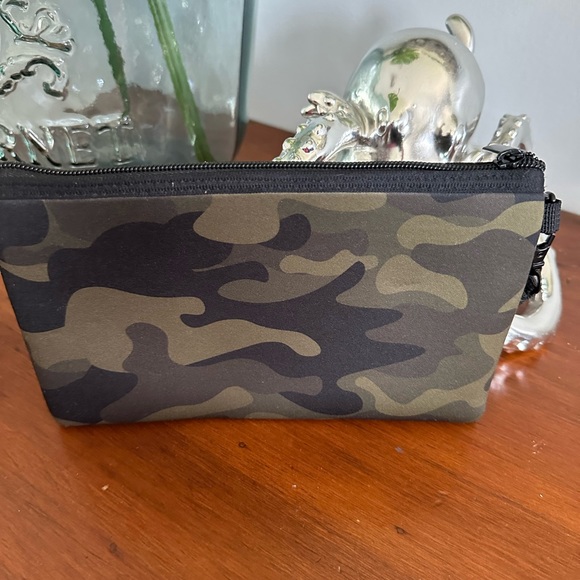 NWOT Haute Shore Camo & Pink Wristlet - Picture 2 of 6